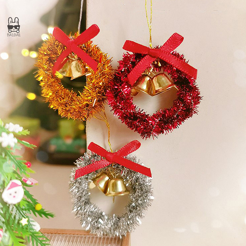 クリスマスの花輪ミニハウス、吊り下げ式ドールハウス、シミュレートされた花輪、布のおもちゃの弓、ミニチュア小型ベル、ドールハウスアクセサリー
