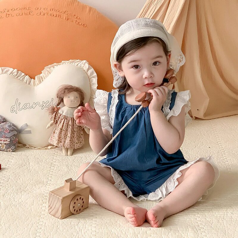Корейский комплект одежды для маленьких девочек из 2 предметов, лето 2024, Джинсовый Тонкий жилет с летящими рукавами и кружевными шортами, костюм, наряды для маленьких девочек