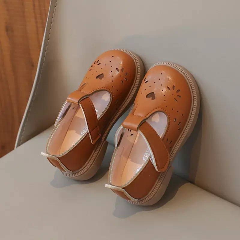 2024 детская кожаная обувь для принцесс для девочек милые вырезы в форме сердца детские повседневные туфли на плоской подошве с Т-образным ремешком и застежкой на липучке