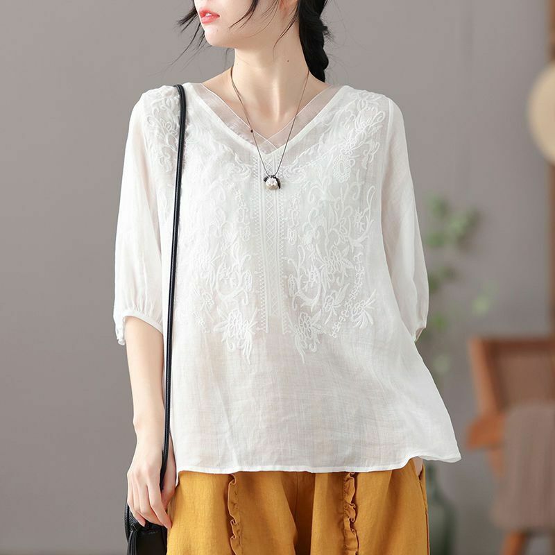 Jerseys coreanos holgados Vintage para mujer, camiseta de algodón y lino de media manga empalmada con bordado de cuello en V, Tops de verano, nueva moda