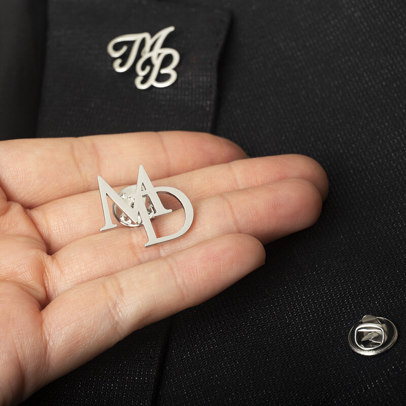 Tangula-broche de iniciales personalizadas para hombre, Pin de solapa con letras de acero inoxidable para novio, joyería para mejor hombre
