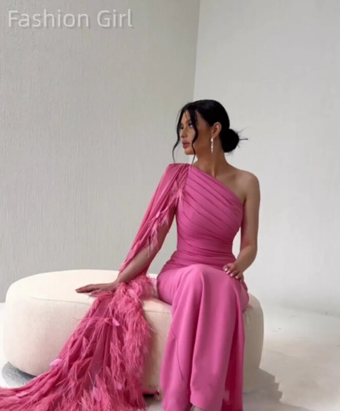 2023 Formal Women Evening Dresses Pink One-Shoulder Prom Dresses Feathers Ruched Cap Sleeves Party Gowns فساتين للحفلات الراقصة
