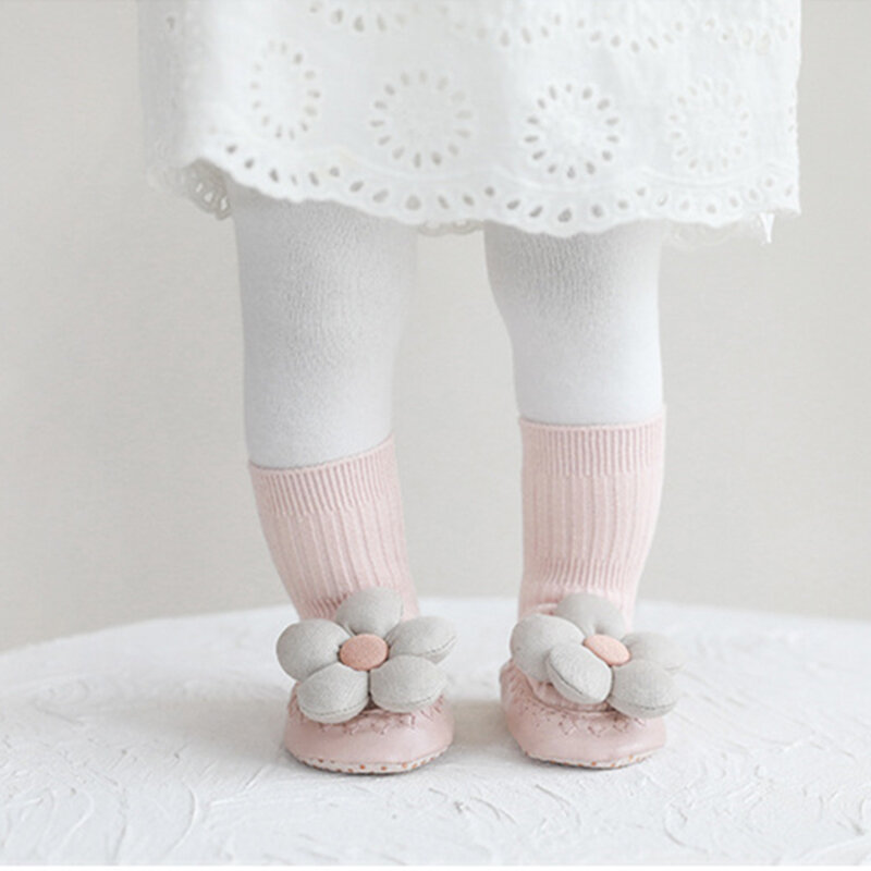 Zapatos y calcetines de dibujos animados para bebé, calcetín antideslizante con suelas de cuero para niño pequeño, zapatos de princesa con flores encantadoras, novedad de 2023