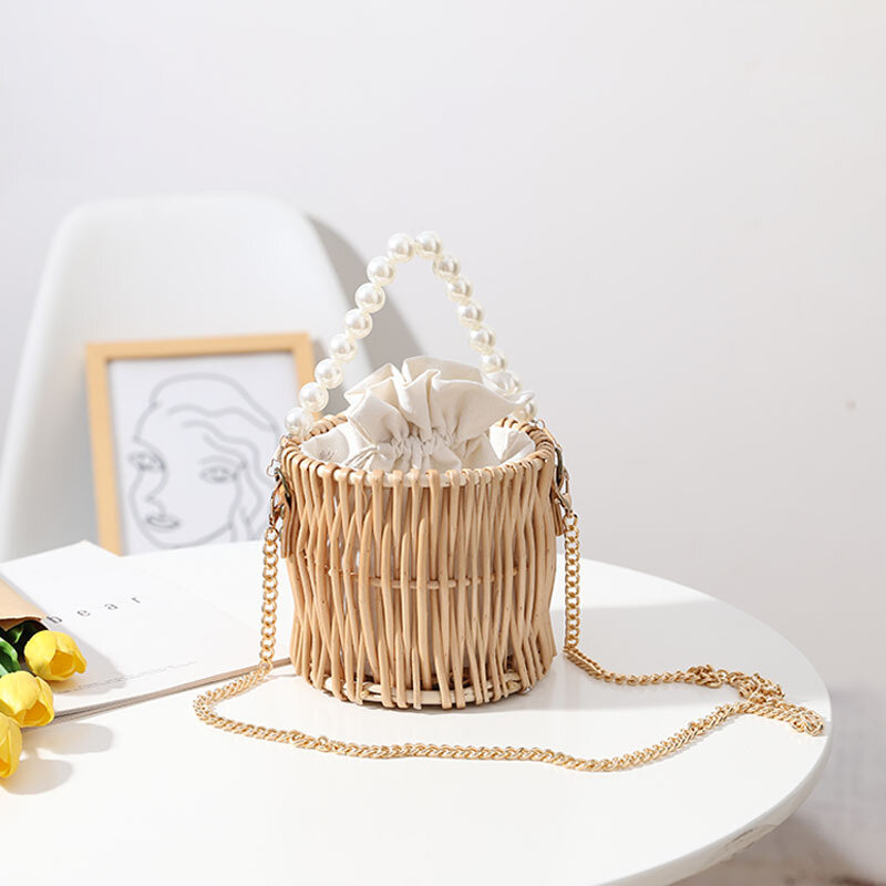 Borsa di paglia femminile 2024 nuova bella canna compone la borsa a secchiello manuale una borsa tessuta a mano con perle a spalla