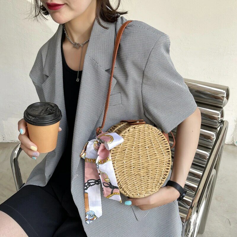 女性のための籐のハンドバッグ,わらで作られた,編みこみのスタイル,円形のデザイン,ビーチのために,ファッショナブル