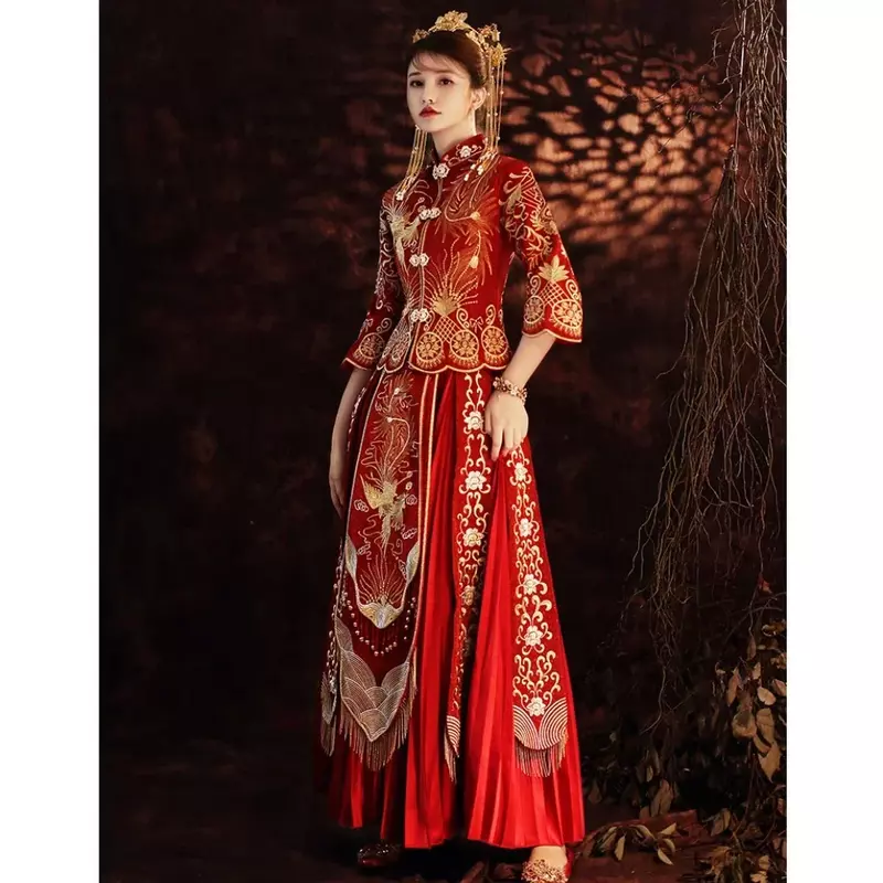 花嫁のための伝統的な刺繍されたウェディングドレス,花嫁のためのチャイナドレス,赤いプリーツシャツ,レトロで洗練されたスタイル,高品質