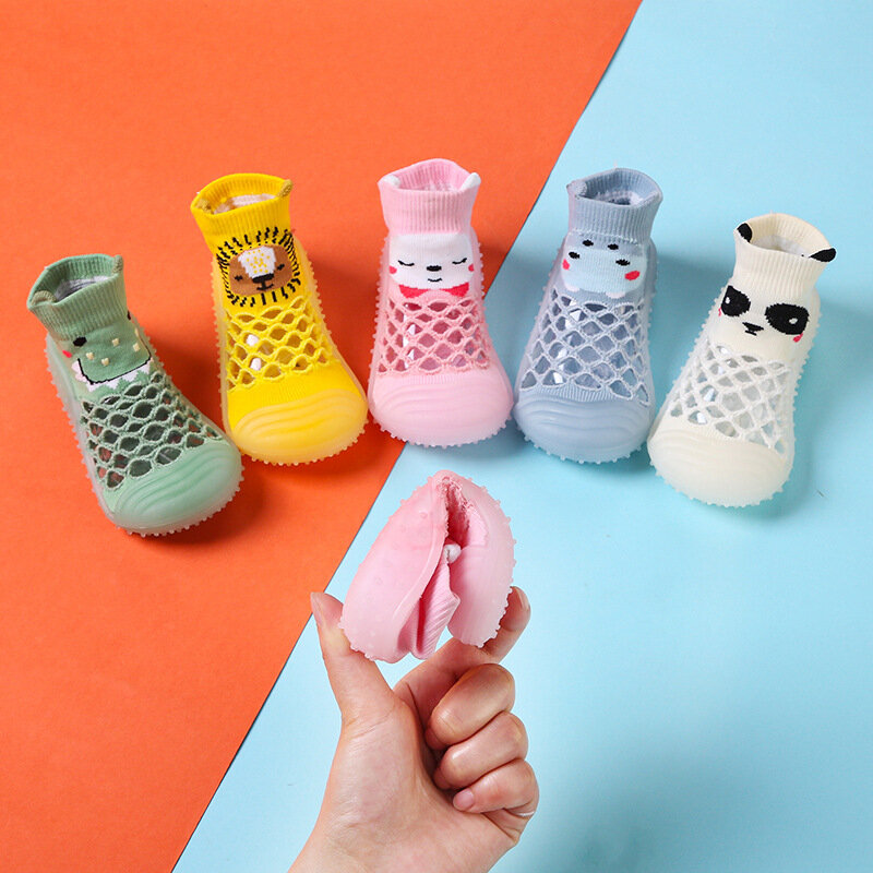 Calcetines antideslizantes de malla para niños pequeños, zapatos antideslizantes transpirables, zapatillas de Interior de dibujos animados para bebés y niñas
