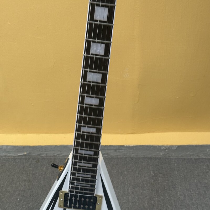 W magazynie V gitara elektryczna Jasn biały kolor ze złotymi częściami darmowa wysyłka gitary zamówienie zostanie wysłane natychmiast gitara