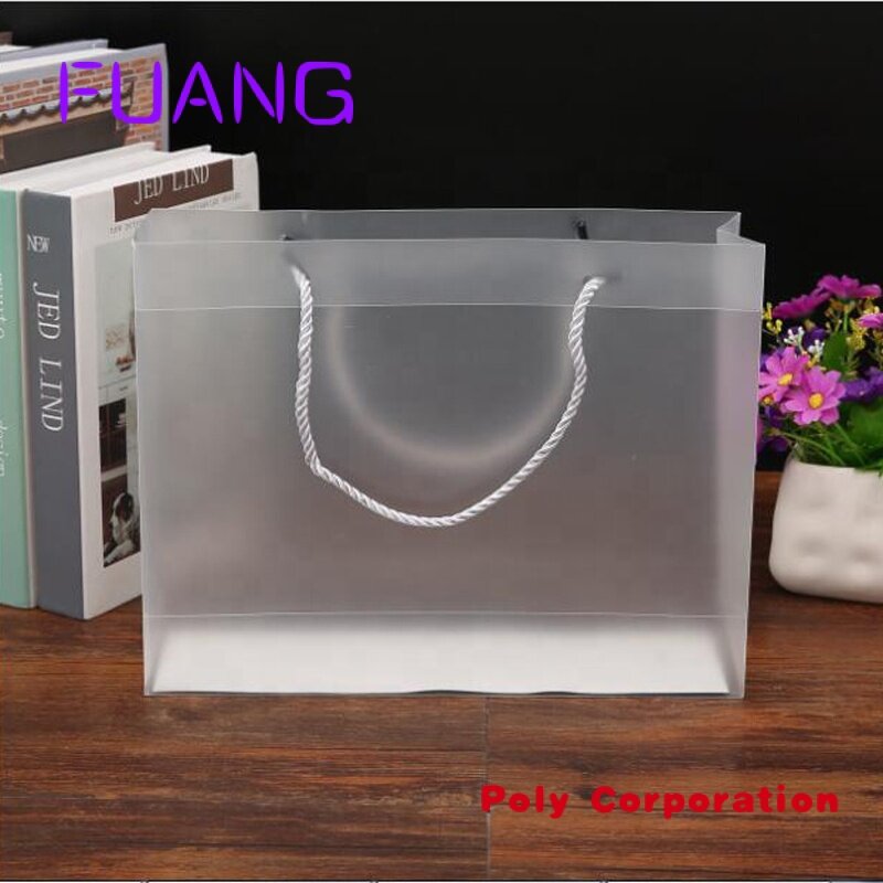 Bolso de mano de plástico esmerilado personalizado, bolsas de embalaje de regalo de ropa transparente de PVC