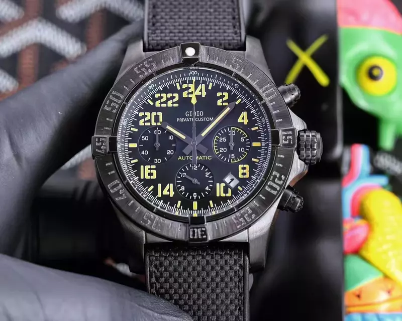 นาฬิกาควอตซ์โครโนกราฟสำหรับผู้ชายคุณภาพสูง43มม. นาฬิกาสายสีเหลืองทำจากยางผ้าใบสีดำหน้าปัดสีเหลืองแซฟไฟร์เรืองแสง