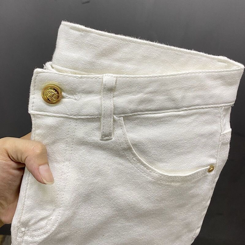 กางเกงยีนส์ขาสั้นทรงสลิมฟิตสำหรับอินเทรนด์ผู้ชายกางเกงลำลองคาวบอยสีขาวสีแดงดีไซน์หรูหราใหม่ฤดูร้อน MODE Korea