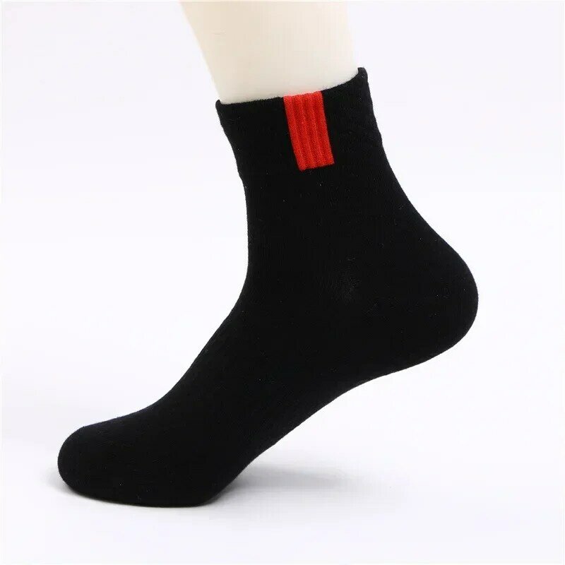Meias esportivas respiráveis para homens e mulheres, meias de tubo médio, branco e preto, simples e versátil, cor sólida