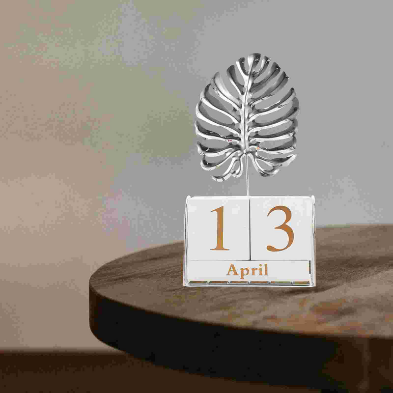 Garneck Calendario de escritorio perpetuo de bloque de madera con escultura de hoja de palma de Metal y páginas de calendario abatible para fiestas temáticas tropicales