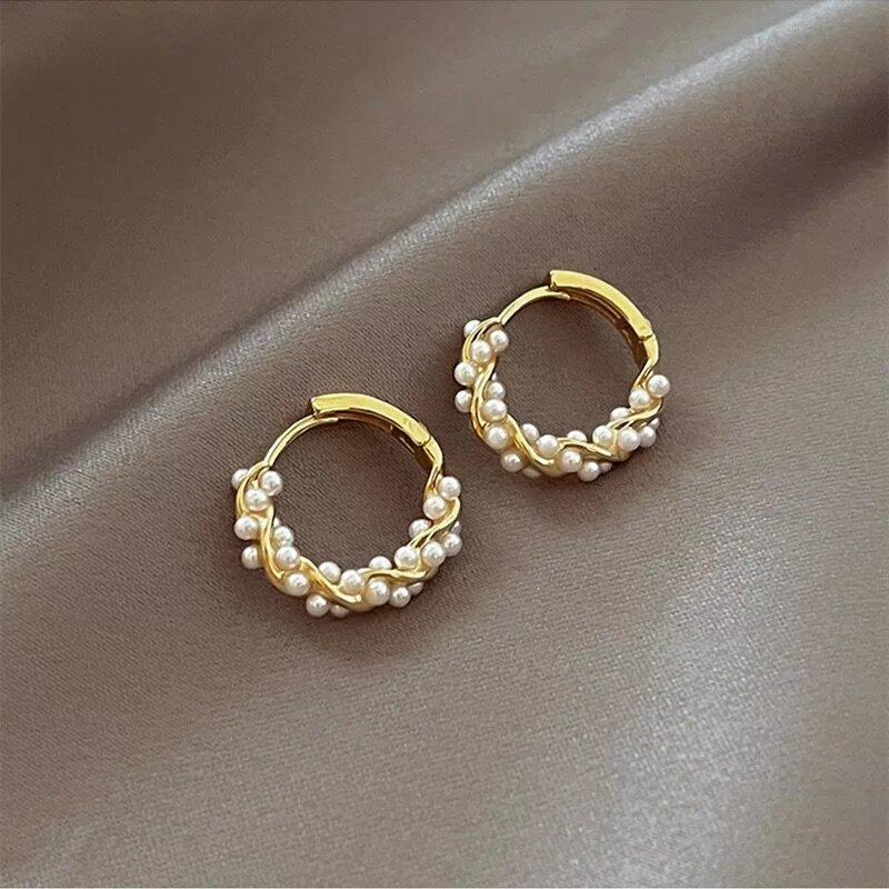 Pendientes de perlas circulares de temperamento Simple para mujer, pendientes versátiles pequeños de moda, joyería coreana, nuevo, 2024
