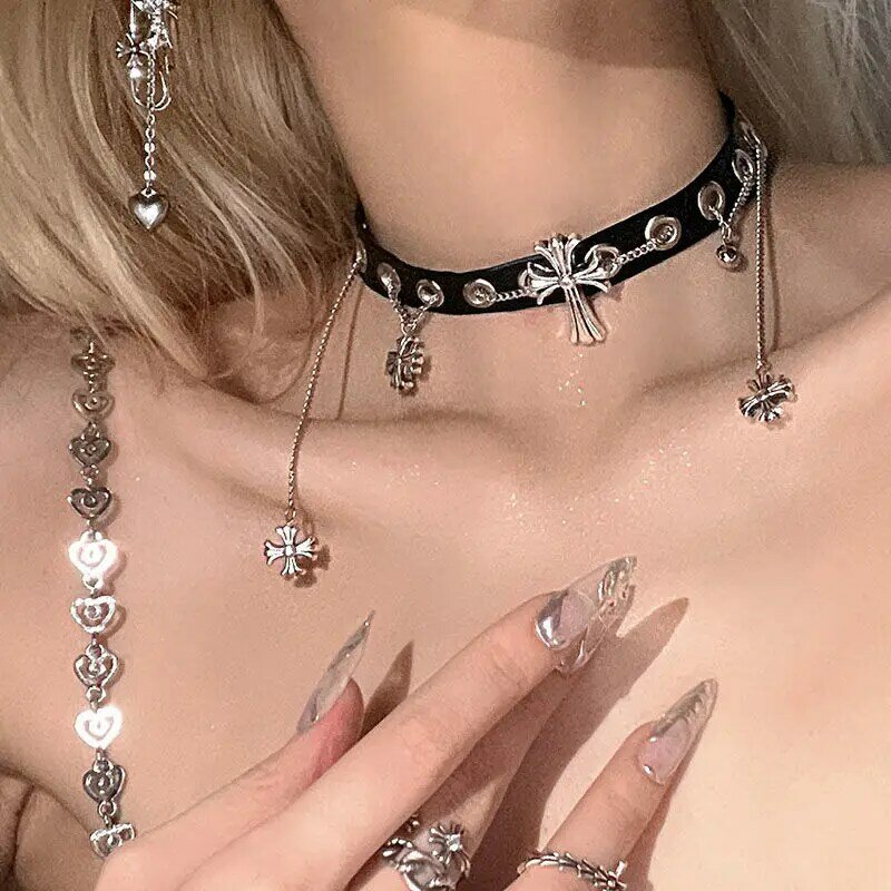 The retro punk style cross shape and personalized necklace provide a strong and fashionable atmosphere for cool and spicy girls