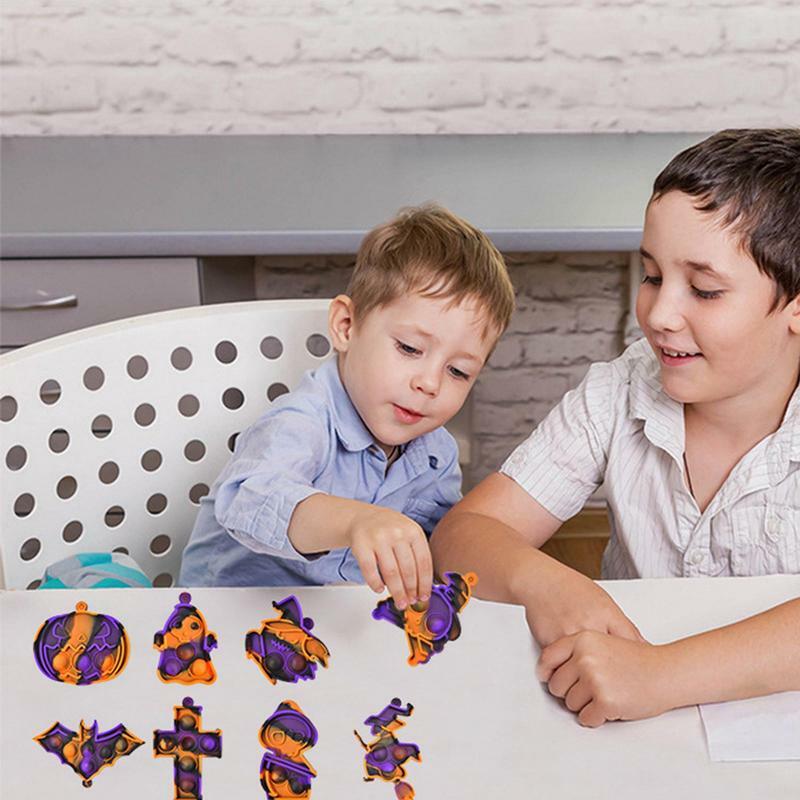 Mini llavero de Navidad para aliviar el estrés para niños y adultos, juego de 8 piezas, juguetes sensoriales para apretar con burbujas coloridas para Halloween