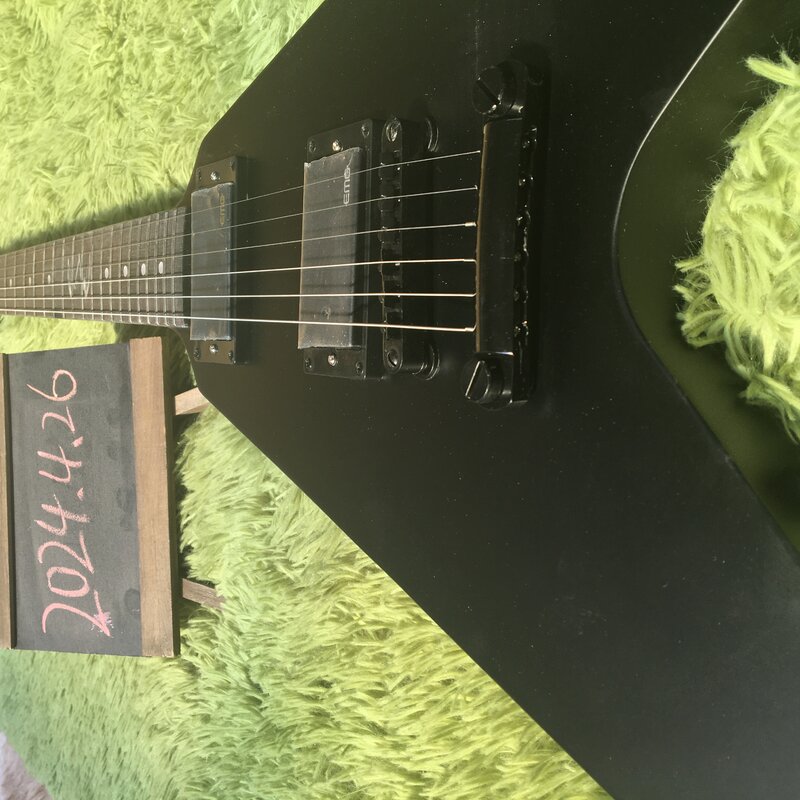 Kostenloser Versand 6 Saiten mattschwarze E-Gitarre schwarze Hardware-Gitarre auf Lager Bestellung sofort Gitarren Gitarre
