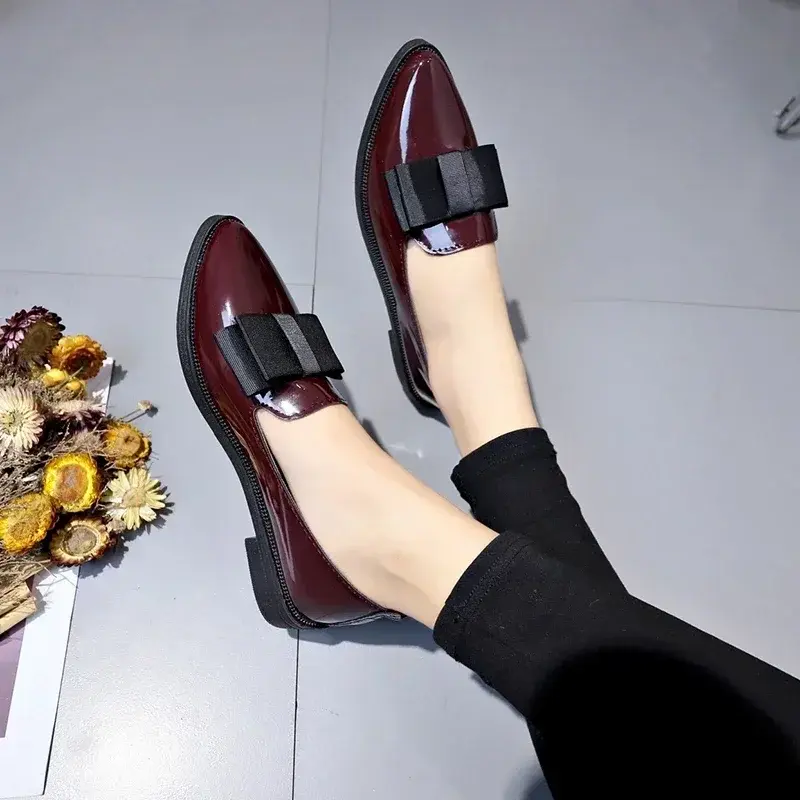 2024 wiosenne nowe modne damskie buty ze spiczastym noskiem na solidnych płytkich płaskich butach damskie kokardkowe buty Oxford damskie Zapatos De Mujer