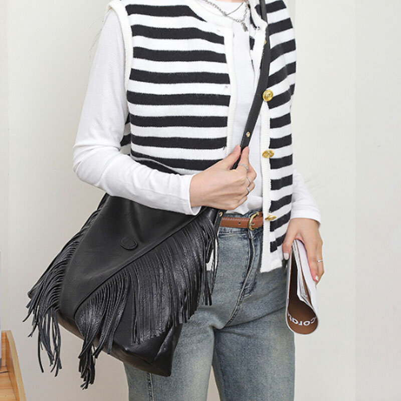 Вместительная женская сумка с заклепками, сумка через плечо, модная большая сумка-мешок с кисточкой