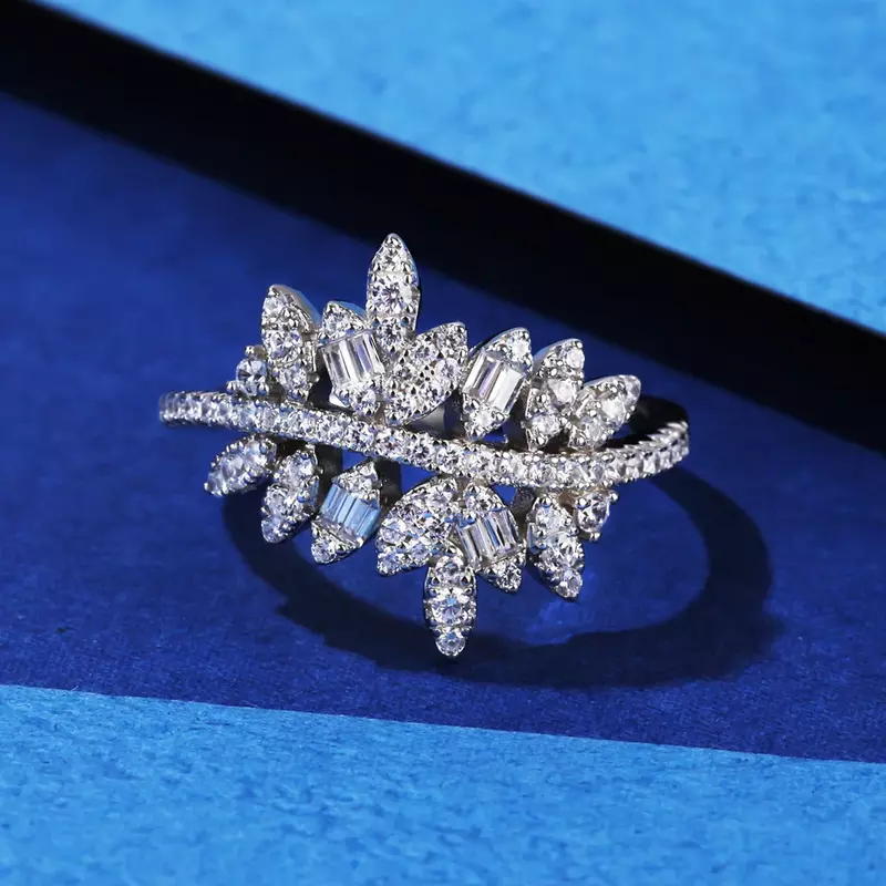 Кольцо женское из серебра 925 пробы с листьями бриллиантами