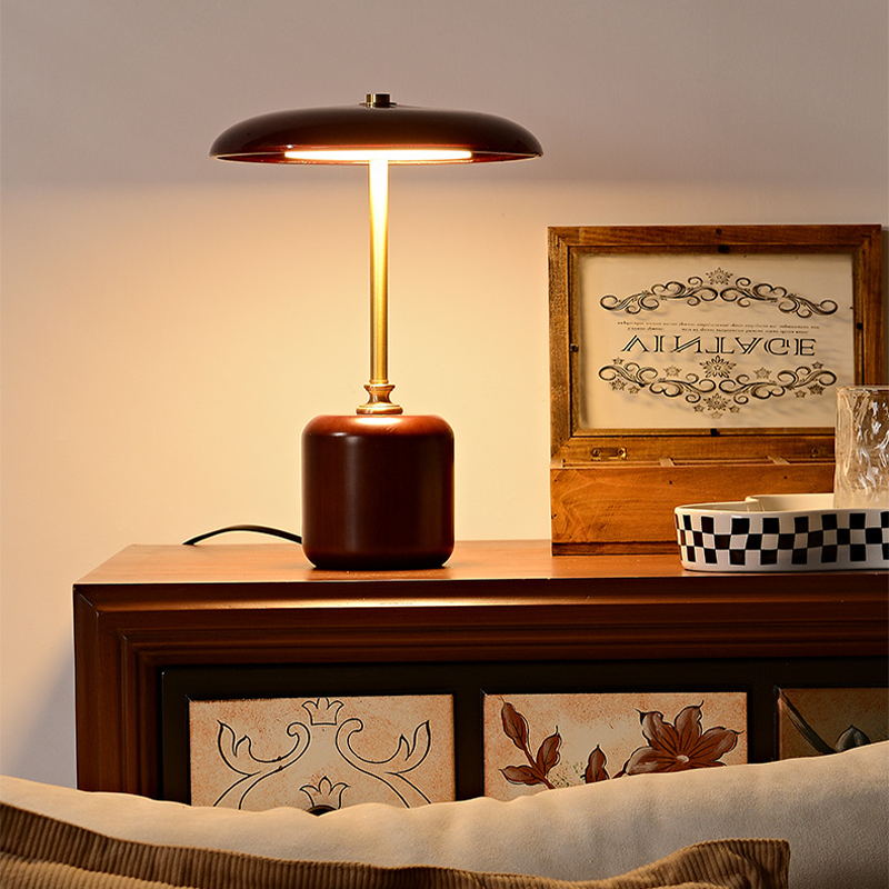キノコ真鍮LEDガラステーブルランプ、ベッドサイドベッドルーム用デザイナー木製デスクトップライト、ホームアートデコレーション、高級真ちゅう製ナイトライト、12w