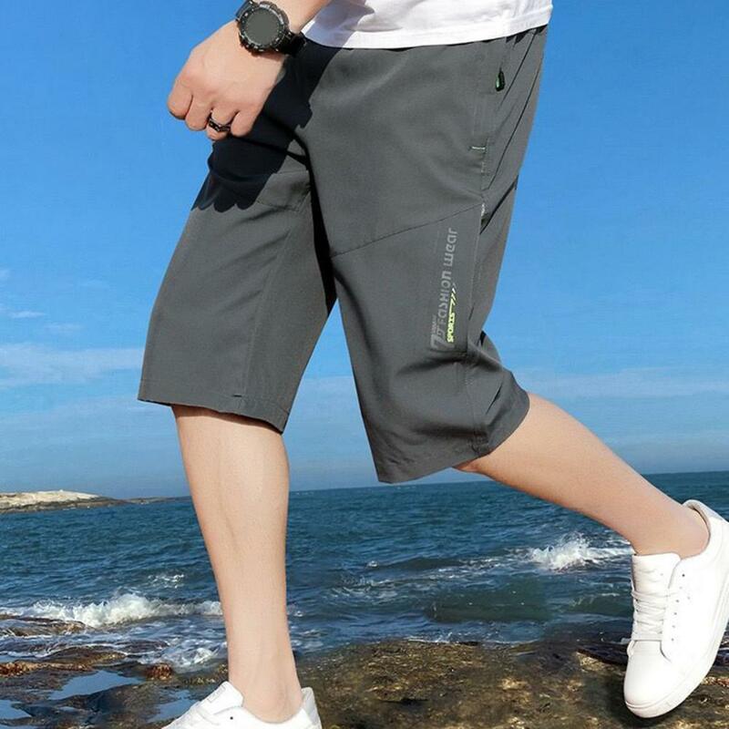 Cintura elástica masculina cortada calças com bolsos de zíper, calças suaves e respiráveis de meia panturrilha, cor sólida