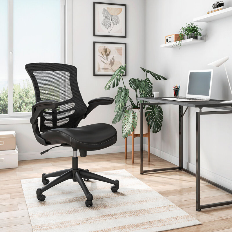 Elegante sedia da ufficio in rete nera con schienale medio con braccioli regolabili di Techni Mobili per un maggiore Comfort e supporto durante l'ora di lavoro