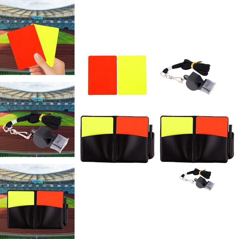 Профессиональный футбольный арбитр с красными и желтыми картами для игровых чиновников
