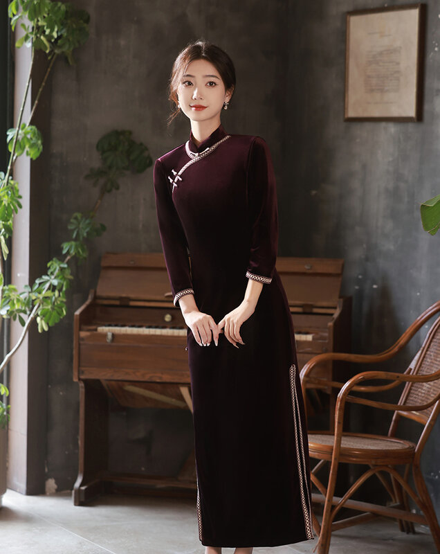Gaun Cheongsam beludru musim gugur musim dingin 2023 gaun China tradisional Qipao elegan ungu sehari-hari wanita Retro ukuran besar