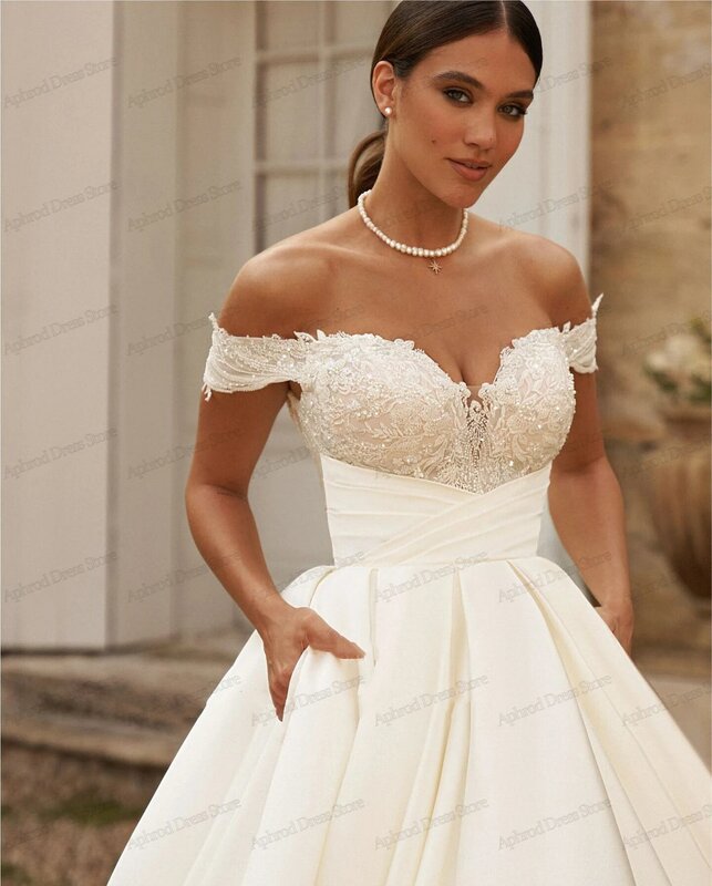 Suknie ślubne w stylu Vintage satynowe suknie ślubne o linii A koronkowe aplikacje z ramion Sweep Train Sweetheart Vestidos De Novia
