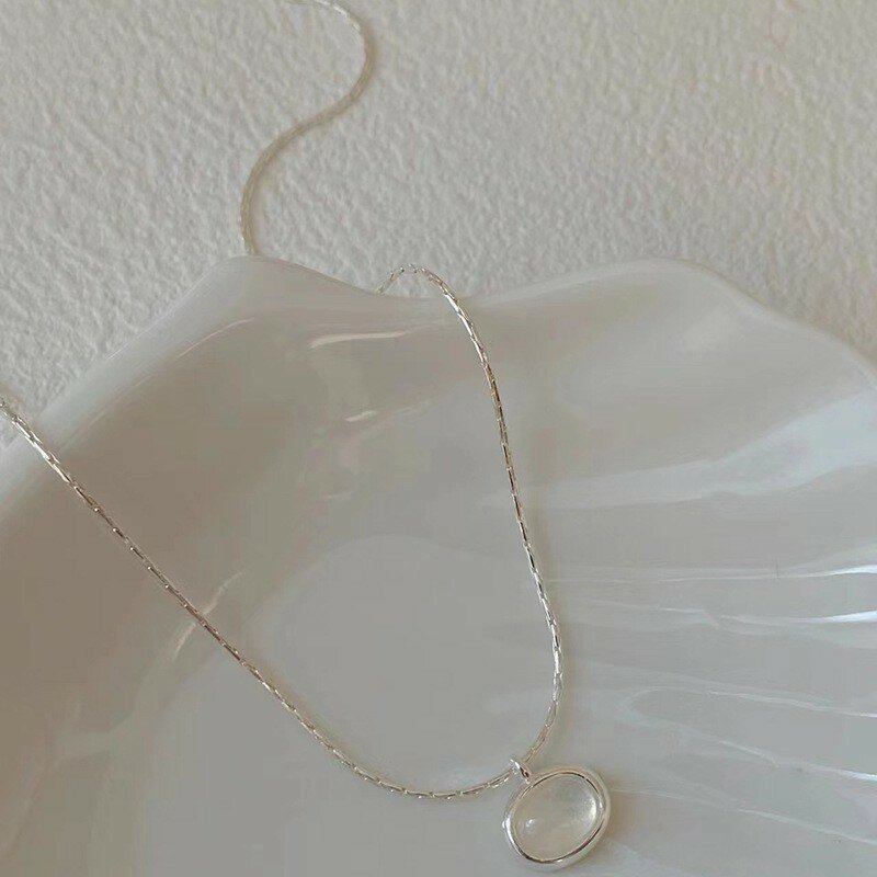 Seeblau Schatz Mondlicht Stein Halskette mit weiblichen Minderheit Design elliptische Pendel leuchte Luxus Mode Schlange Knochen kette