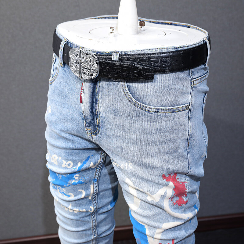 Jeans Pria Fashion Jalanan Tinggi Jeans Gambar Grafiti Biru Muda Retro Celana Panjang Ketat Pria Celana Denim Desainer Hip Hop Hombre