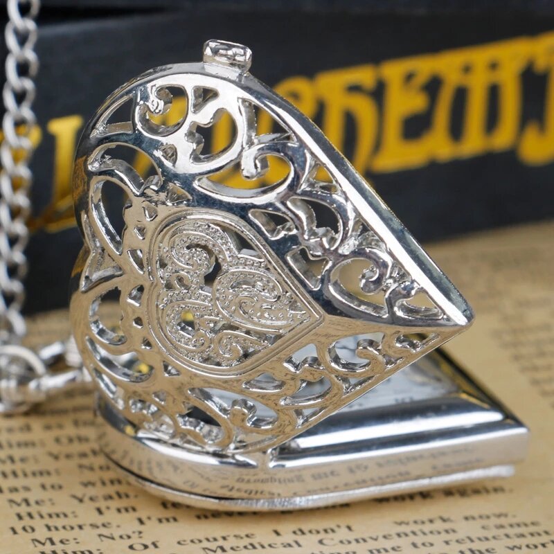 W kształcie serca rzeźbiony kwarcowy zegarek kieszonkowy z cyframi arabskimi z zegarem łańcuszek wisiorek mężczyźni kobiety prezenty dla uczniów popularna biżuteria