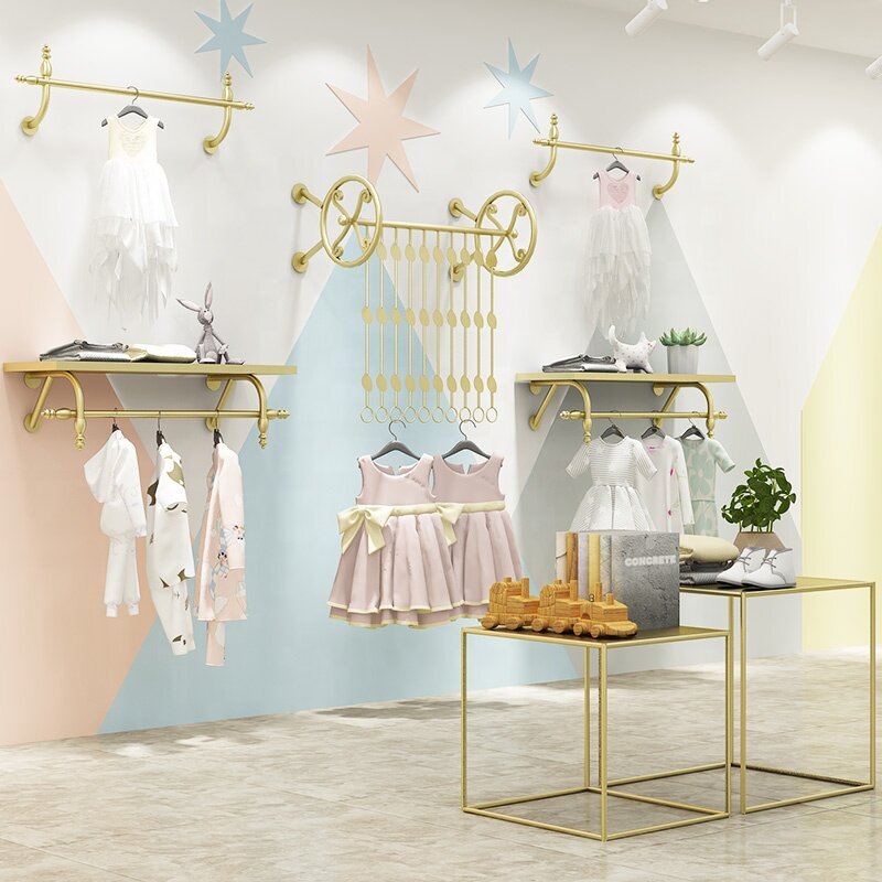 Estante de exhibición de ropa de acero inoxidable de metal dorado personalizado, muebles de tienda de ropa de bebé