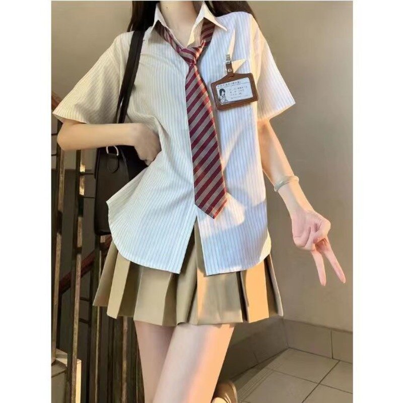 Koreańska słodka dziewczyna koledż wiatr modne w paski koszula plisowana spódnica garnitur damski 2024 lato nowa moda luźna 2-częściowy garnitur damski