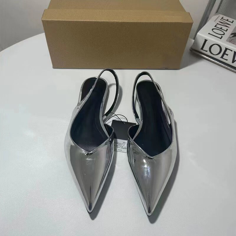 Nowy spiczasty metalowy płaski srebrna lekka modne sandały z ustami i odsłoniętym paskiem na piętę dla kobiet