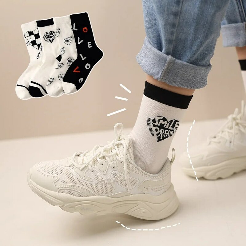 Calcetines de algodón peinado con letras del corazón para mujer, medias de estilo Harajuku, hip hop, deportes callejeros, Hipster, negro y blanco