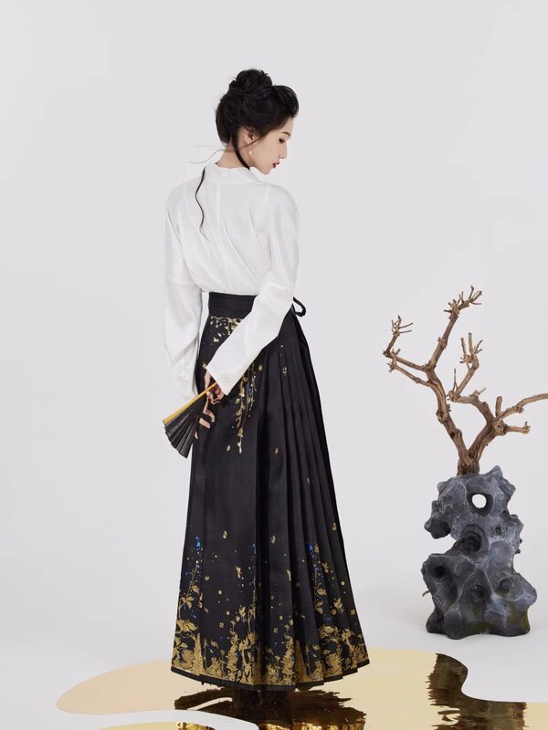 ชุดเดรสยาวสไตล์จีนสำหรับผู้หญิงกระโปรงงานสานผ้าซาตินใส่ได้ทุกวันในฤดูใบไม้ผลิกระโปรงหน้าม้าสีทอง