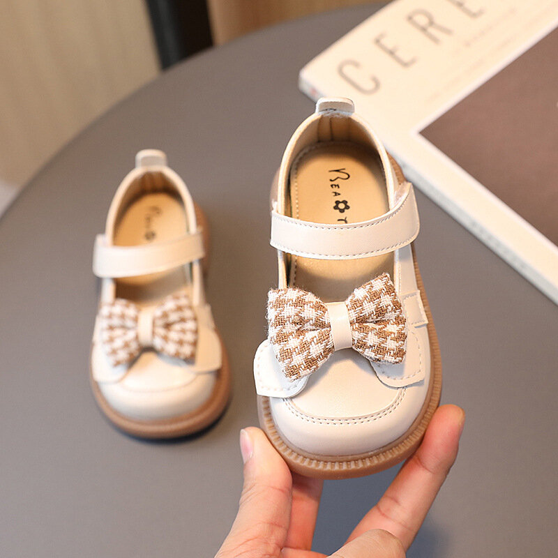 2023 кожаные туфли для маленьких девочек на весну и осень с мягкой подошвой для принцессы простая повседневная универсальная модная детская обувь для первых шагов