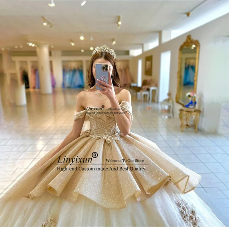 Luksusowe złote sukienki Quinceanera satynowe koraliki z cekinami aplikacje kochanie słodka księżniczka suknia balowa Vestidos De 15 Años