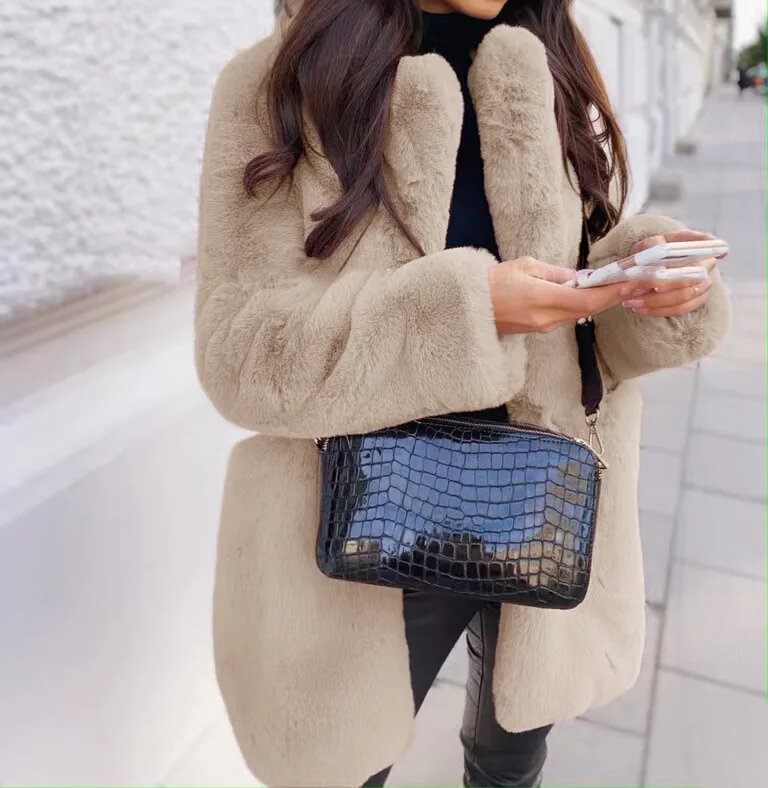 Jaket mantel bulu palsu panjang untuk musim gugur musim dingin 2024 mantel tebal hangat wanita tren blok tenun bulu putih hitam mantel parka Korea