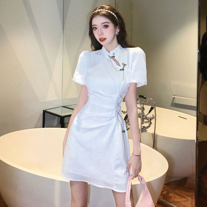 Wysokiej jakości 2024, chiński styl, z krótkim rękawem, wycięciem w kształcie kokardki, dopasowana sukienka Qipao, rękawy bąbelkowe, wisząca dekoracja z łańcuszkiem, elegancka sukienka
