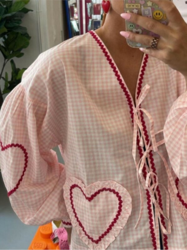 Blusa Vintage a cuadros para mujer, camisa de manga larga con cuello en V y apliques de corazón, Tops informales a la moda, 2024