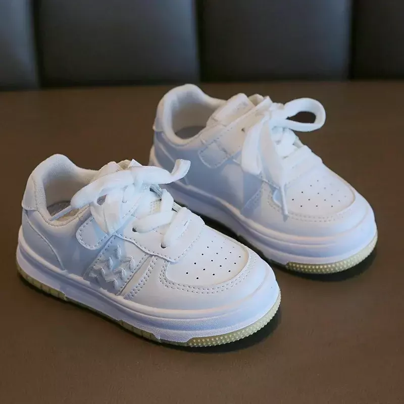 Sepatu Sneakers anak laki-laki perempuan, sepatu sekolah kasual putih serbaguna musim semi musim gugur modis bersirkulasi antiselip untuk anak laki-laki dan perempuan