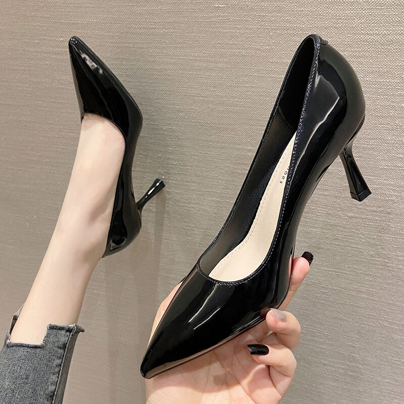 Tacchi alti a punta sottili semplici e tinta unita 2024 primavera nuove scarpe singole con tacco alto stile fata per le donne