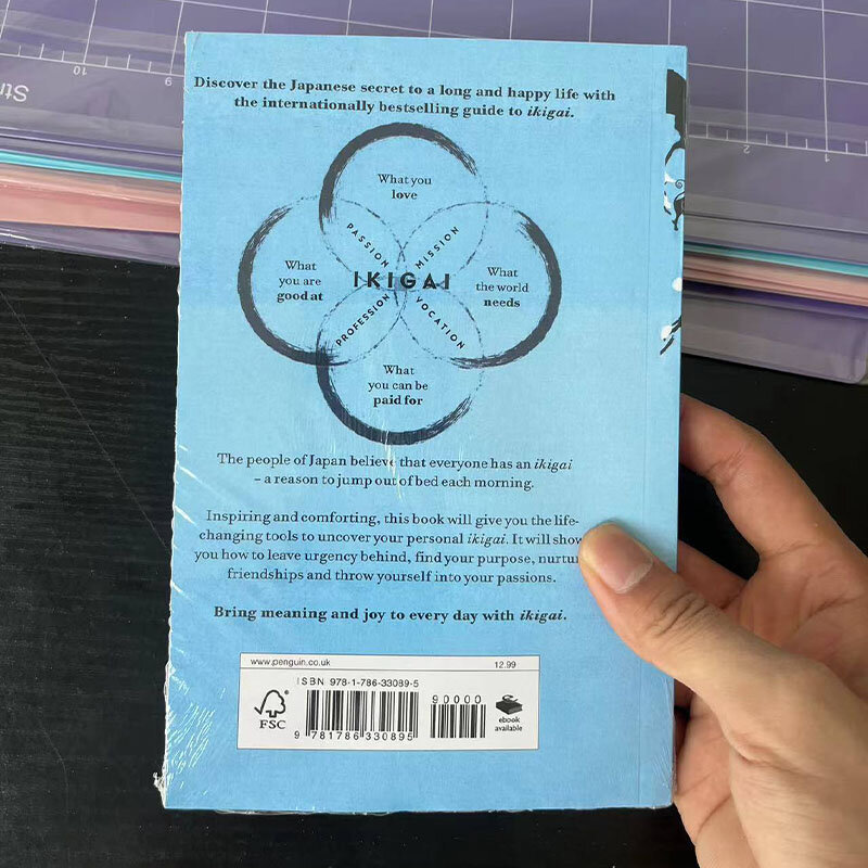 Ikigai-libro sobre la felicidad y la esperanza, The Japanese Secret Philosophy for A Happy Healthy de Hector Garcia, Rebuilding Happiness + un libro