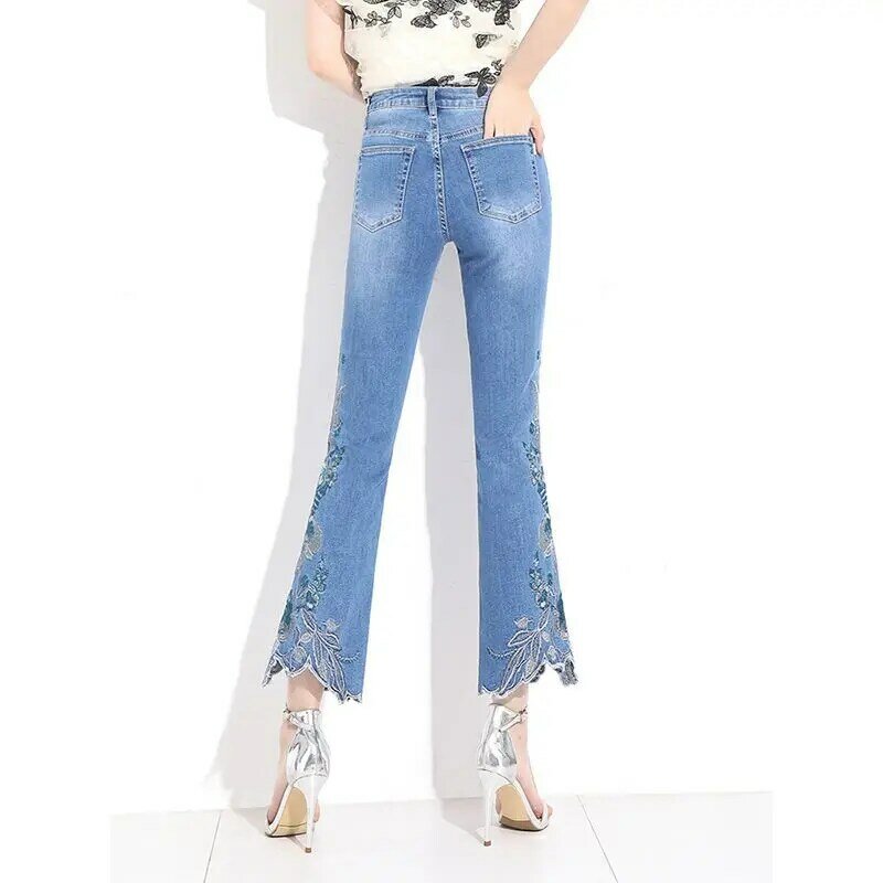 Женские офисные джинсы-клеш, повседневные белые облегающие джинсы с цветочным принтом, укороченные брюки из денима с высокой талией в Корейском стиле для весны и лета