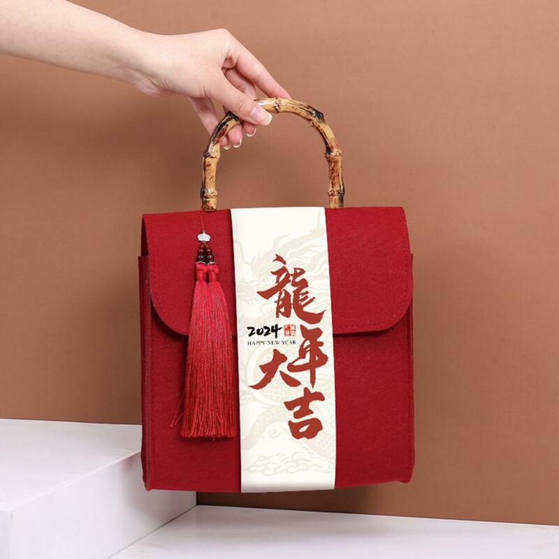Caixa de presente portátil do ano novo chinês, estilo nacional chinês, borlas de punho durável, fino acabamento festivo para 2024