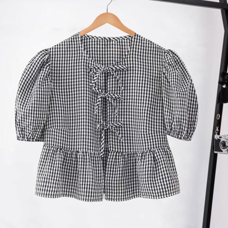 女性の市松模様のフリル裾シャツ、夏のカーディガン、ストラップのデザイン、スタイリッシュでファッション-forward
