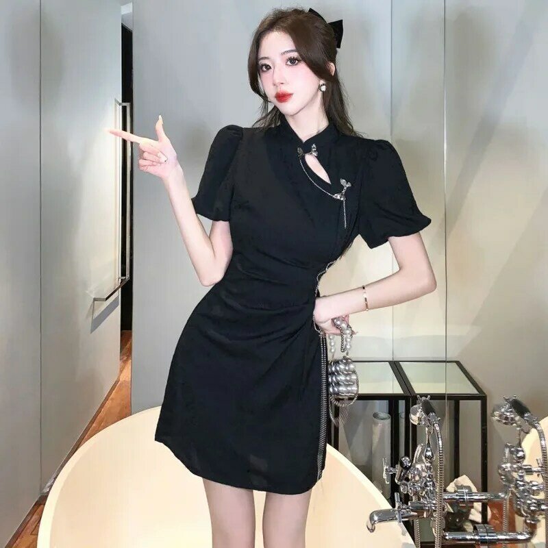 Wysokiej jakości 2024, chiński styl, z krótkim rękawem, wycięciem w kształcie kokardki, dopasowana sukienka Qipao, rękawy bąbelkowe, wisząca dekoracja z łańcuszkiem, elegancka sukienka